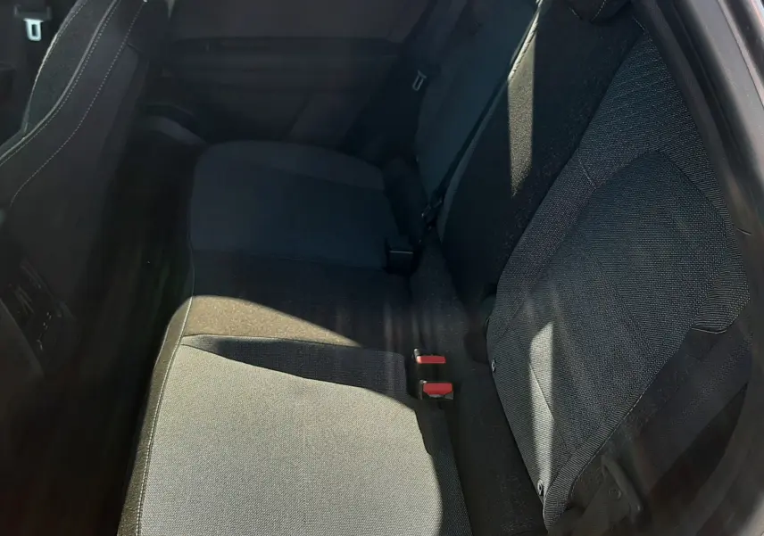 Vue intérieure côté droit des sièges arrière en tissu gris du Renault Captur II 2025, version Essence Gris Cassiopée.