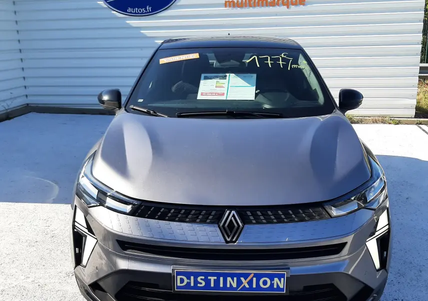 Vue avant d'un Renault Captur II gris Cassiopée, avec calandre distinctive et logo Renault bien visible.