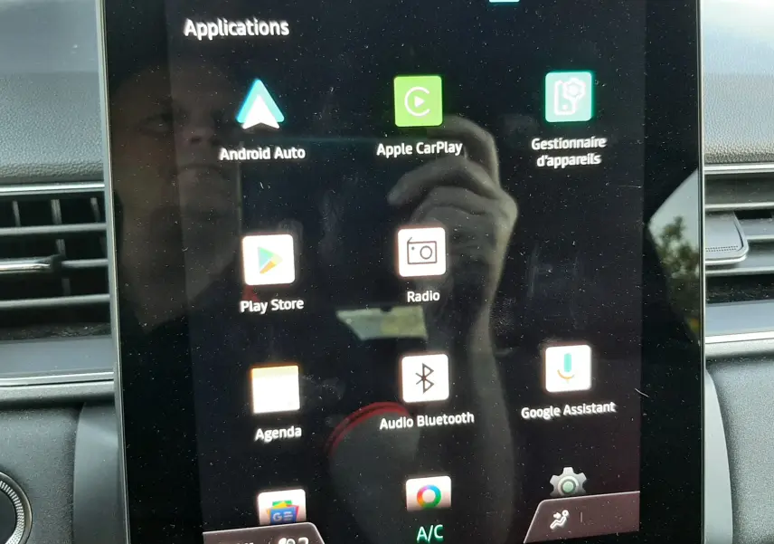 Écran tactile central du Renault Captur II gris Cassiopée, affichant les applications connectées et commandes climatisation.