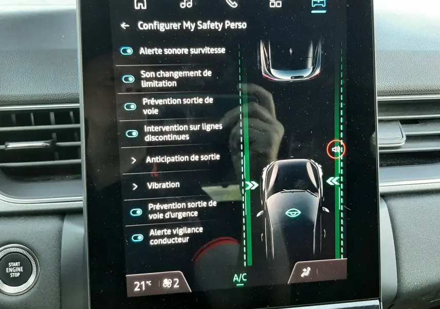 Écran tactile central du tableau de bord du Renault Captur gris cassiopée, affichant les options de sécurité personnalisées.