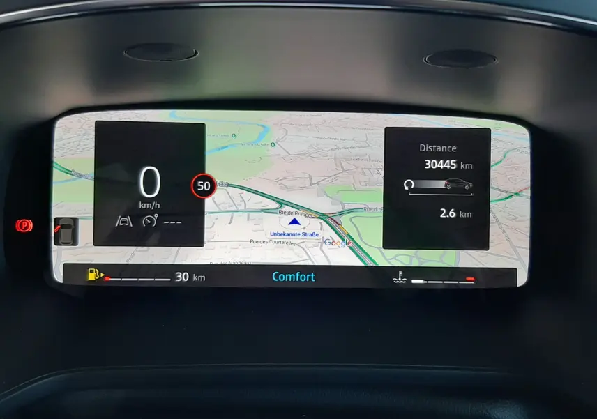 Affichage numérique du tableau de bord du Renault Captur II gris cassiopée, montrant la navigation et l'info vitesse à 0 km/h.