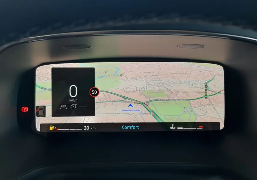 Tableau de bord numérique du Renault Captur II gris cassiopée, affichant la navigation et la vitesse à 0 km/h.
