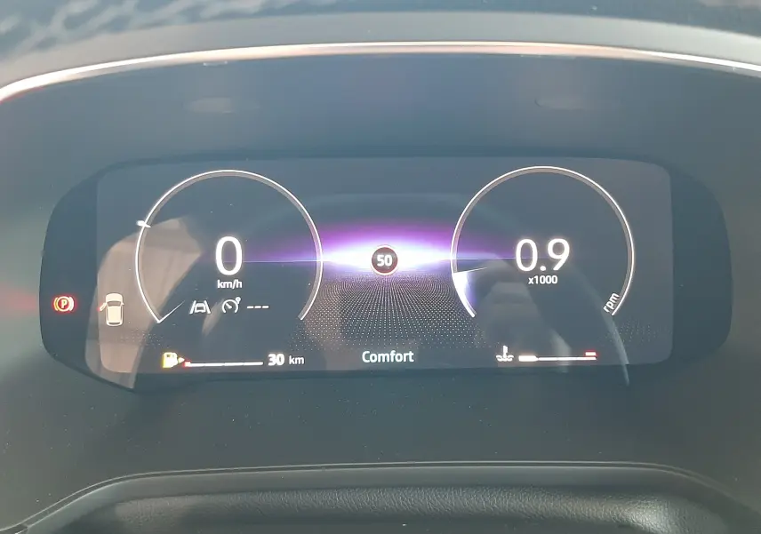 Tableau de bord numérique du Renault Captur gris Cassiopée 2025, affichant vitesse, régime et mode Confort.