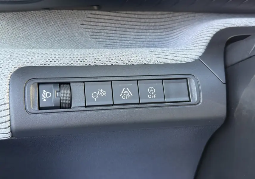 Gros plan sur les boutons de commande noirs du tableau de bord côté conducteur de la Citroën C3 Turbo 100 BVM6 MAX 2025.