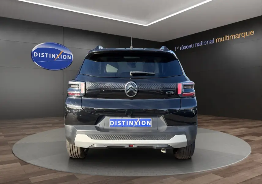 Vue arrière d'une Citroën C3 noire 2025 avec feux LED et logo distinctif au centre du hayon.