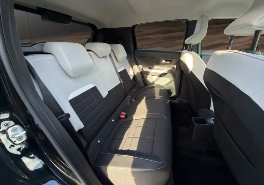 Vue intérieure côté gauche de la banquette arrière bicolore noire et grise du Citroën C3 Turbo 100 BVM6 MAX 2025.