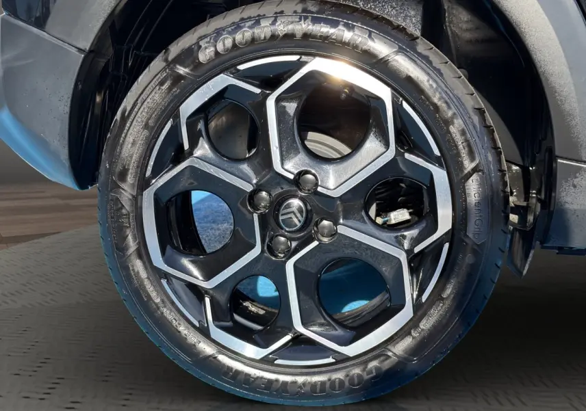 Gros plan sur la jante noire et argentée de la Citroën C3 Turbo 100 BVM6 MAX, avec pneu Goodyear visible.