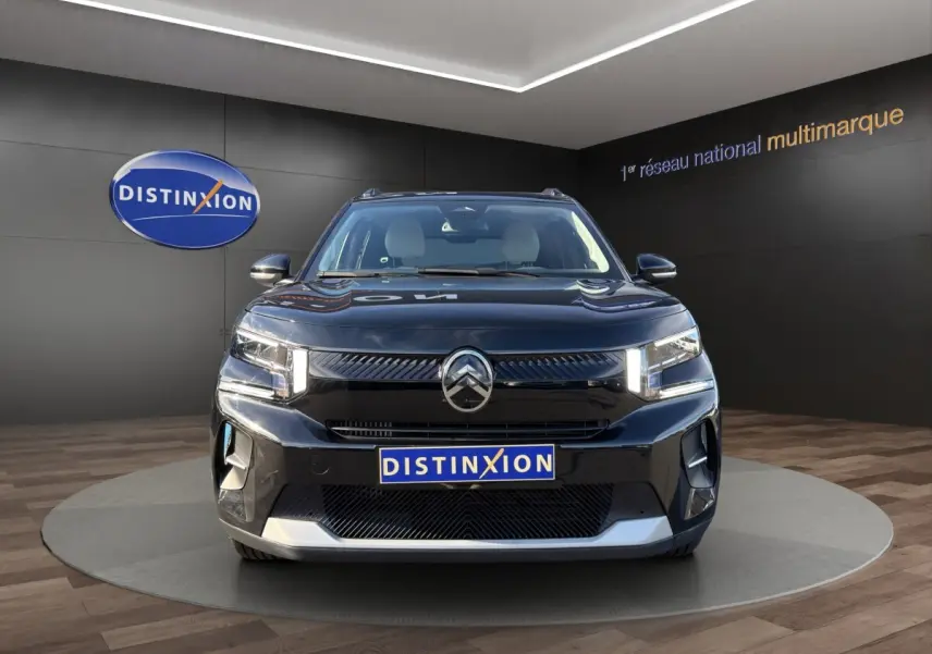 Citroën C3 Turbo 100 BVM6 Max noire vue de face, avec calandre distinctive et phares LED allumés.