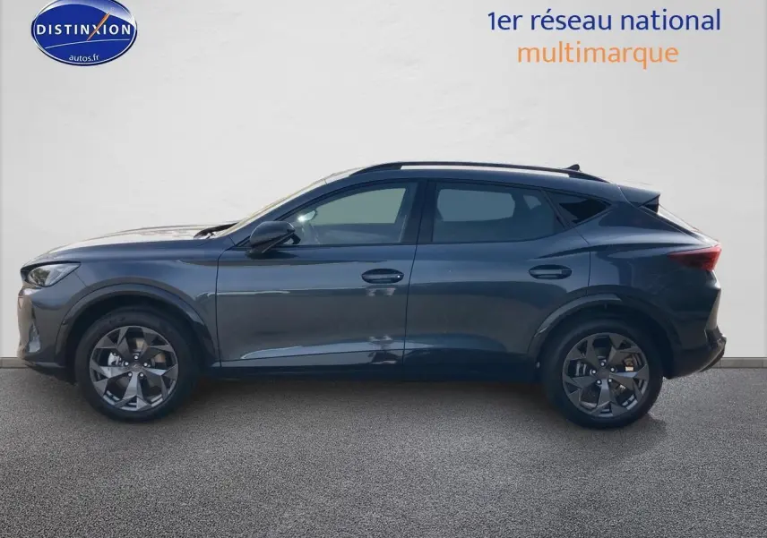Profil côté gauche du CUPRA Formentor 1.5 etsi hybrid 2025 en gris magnétique avec jantes alu 18 pouces.