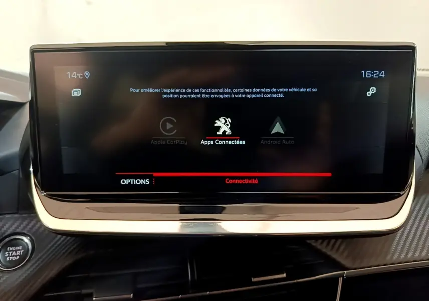 Écran tactile central affichant les applications connectées dans l'habitacle du Peugeot 2008 gris clair 2021.