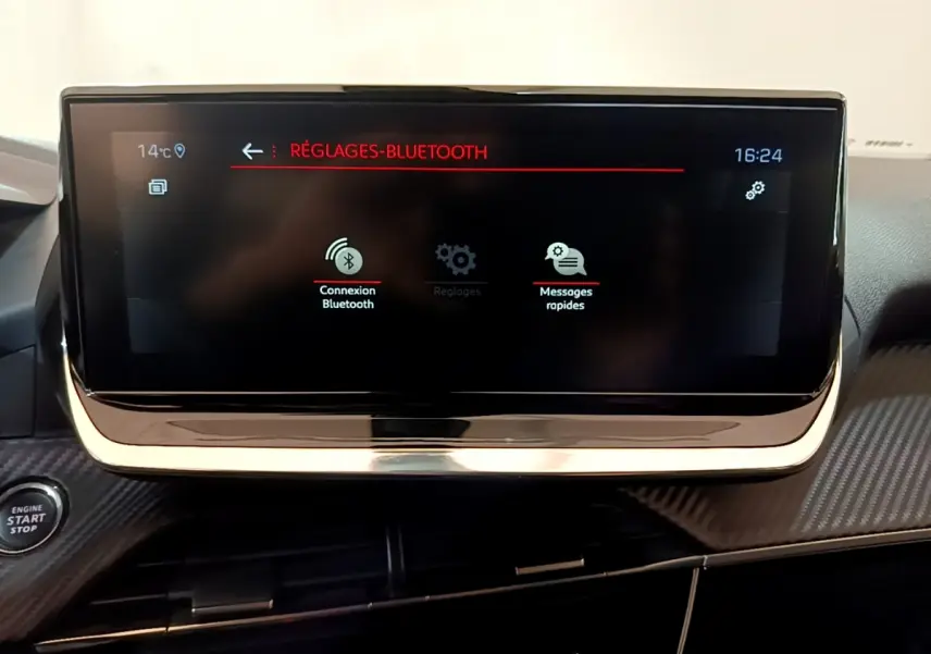 Écran tactile central affichant les réglages Bluetooth dans l'habitacle d'une Peugeot 2008 gris clair de 2021.