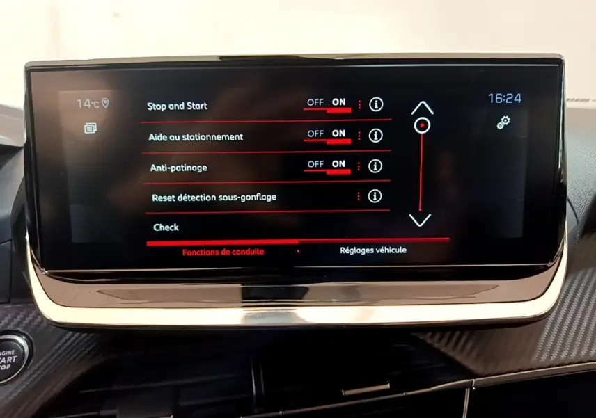 Écran tactile central du tableau de bord du Peugeot 2008 gris clair, affichant les réglages d'aide à la conduite.