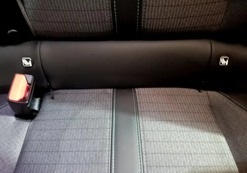 Gros plan sur la banquette arrière grise du Peugeot 2008 avec ceinture de sécurité et fixation Isofix visibles.