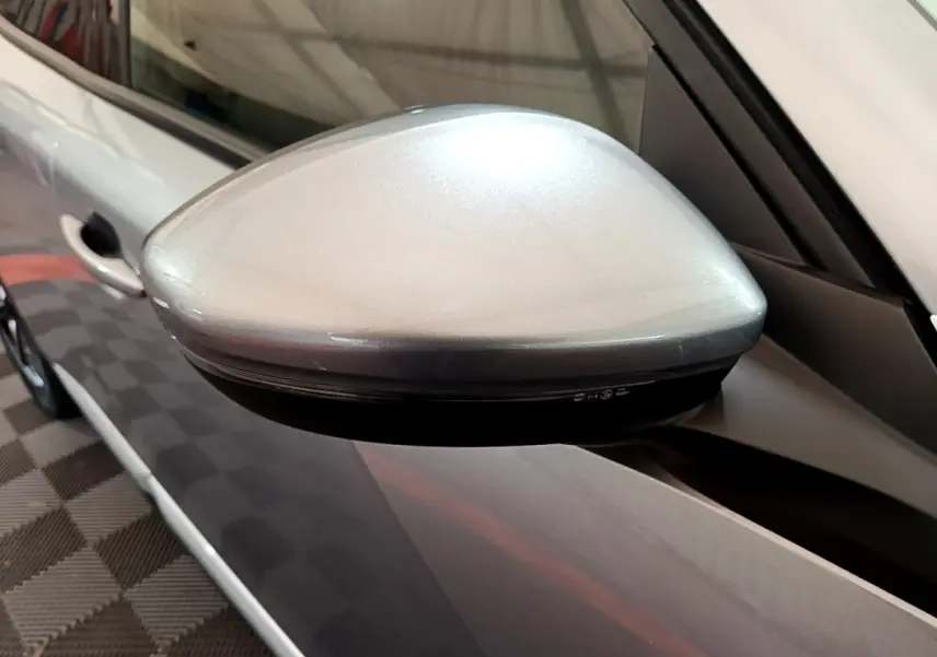 Rétroviseur droit gris clair en gros plan sur Peugeot 2008 PureTech 130 S&S Allure Business 2021.