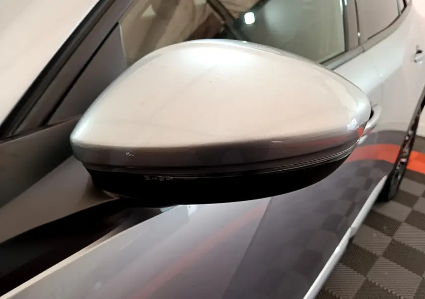 Gros plan sur le rétroviseur côté gauche gris clair du Peugeot 2008 PureTech 130 S&S Allure Business 2021.