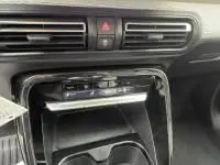 Gros plan sur la console centrale noire brillante de la Citroën C3 1.2 turbo 100 cv Max 2025, avec commandes climatisation.