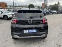 Vue arrière d'une Citroën C3 1.2 turbo 100 cv Max noire, avec feux LED et plaque d'immatriculation visible en concession.