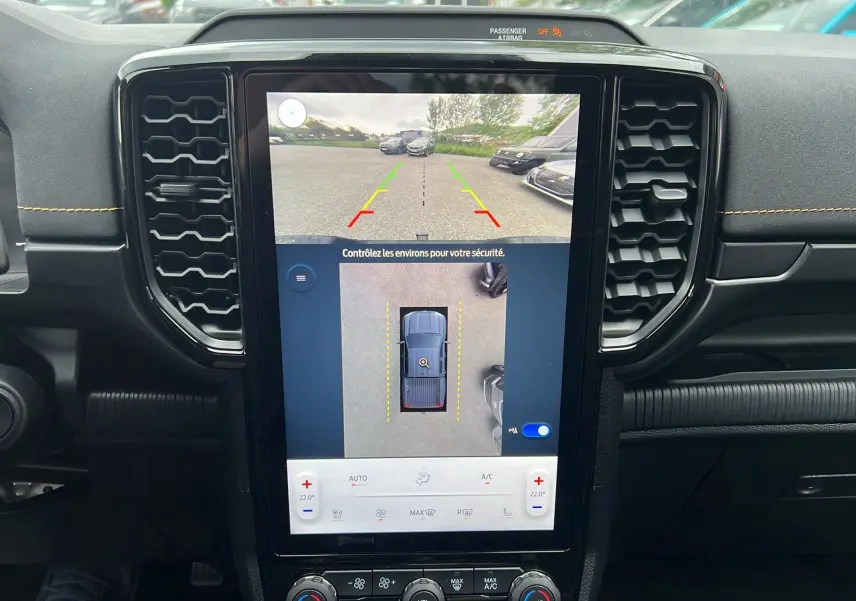 Vue intérieure centrée sur l'écran tactile du Ford Ranger gris Iconic 2026 affichant la caméra 360° et l'aide au stationnement.