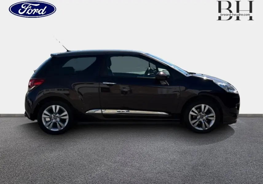 Profil droit d'une Citroën DS3 noire avec jantes alliage et poignées de porte chromées sur fond clair.