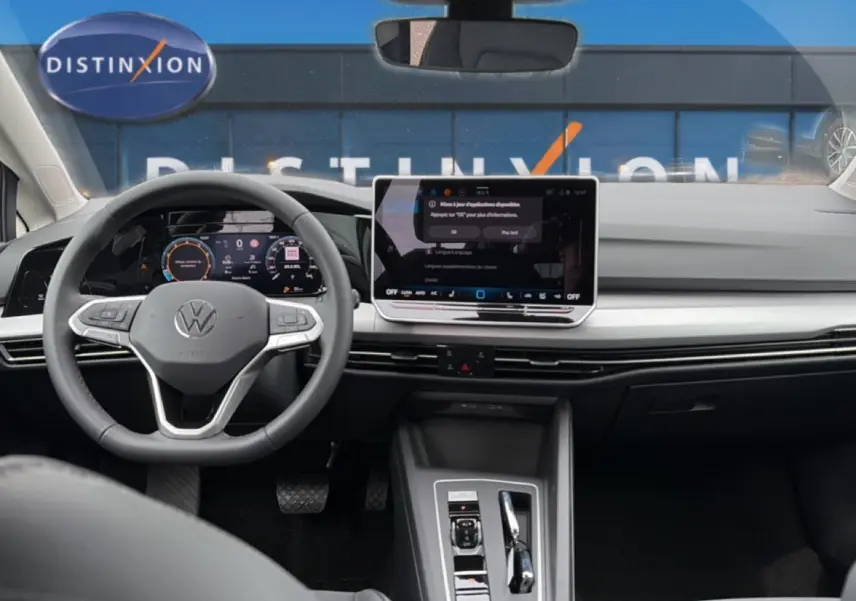 Vue intérieure avant de la Volkswagen Golf 1.5 ETSI Evo2 116 Life 2026 noire, avec tableau de bord digital et écran tactile central.