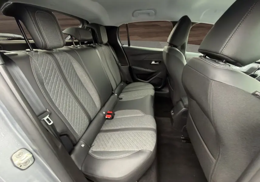 Vue intérieure côté gauche des sièges arrière gris clair avec sellerie mixte tissu et cuir du Peugeot 208 2025.