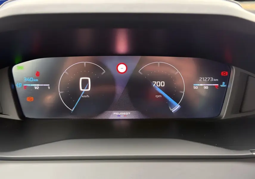 Affichage numérique du combiné d'instruments de la Peugeot 208 2025, montrant vitesse et compte-tours.
