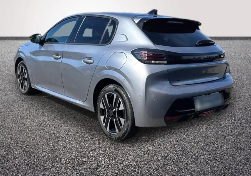 Vue 3/4 arrière droite d'une Peugeot 208 gris clair avec feux arrière LED et jantes alliage noires.