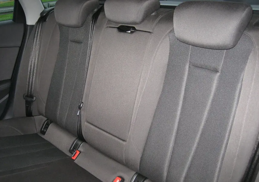 Vue rapprochée des sièges arrière en tissu gris de l'Audi A4 Avant 3.5 TDI 2022, avec appuie-têtes et ceintures visibles.