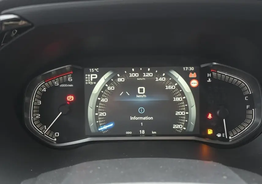 Tableau de bord numérique du pick-up Isuzu D-MAX 2025 affichant vitesse, compte-tours et jauges, vue de face.