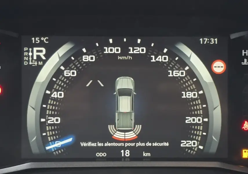 Tableau de bord numérique du pick-up Isuzu D-MAX 2025 affichant la vitesse et l'alerte de recul.