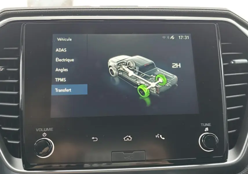 Écran tactile intérieur affichant la transmission 4x4 du pick-up Isuzu D-MAX 2025, vue de face du tableau de bord.