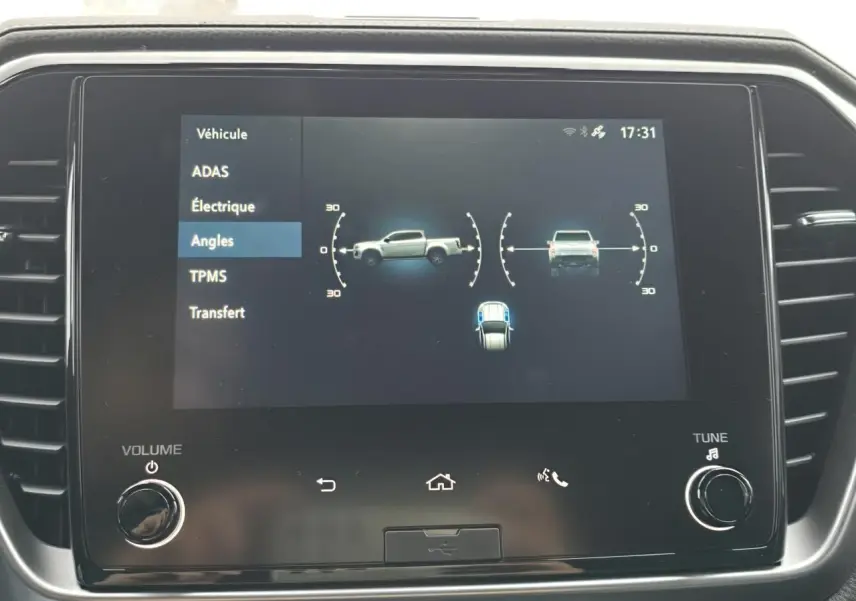 Écran tactile central du tableau de bord de l'Isuzu D-MAX 2025 affichant les angles de vue du véhicule en gris.