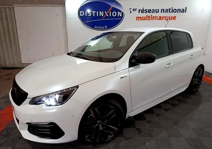 PEUGEOT 308 Puretech GT Line blanc vue 3/4 avant droit avec phares LED allumés et jantes noires sportives