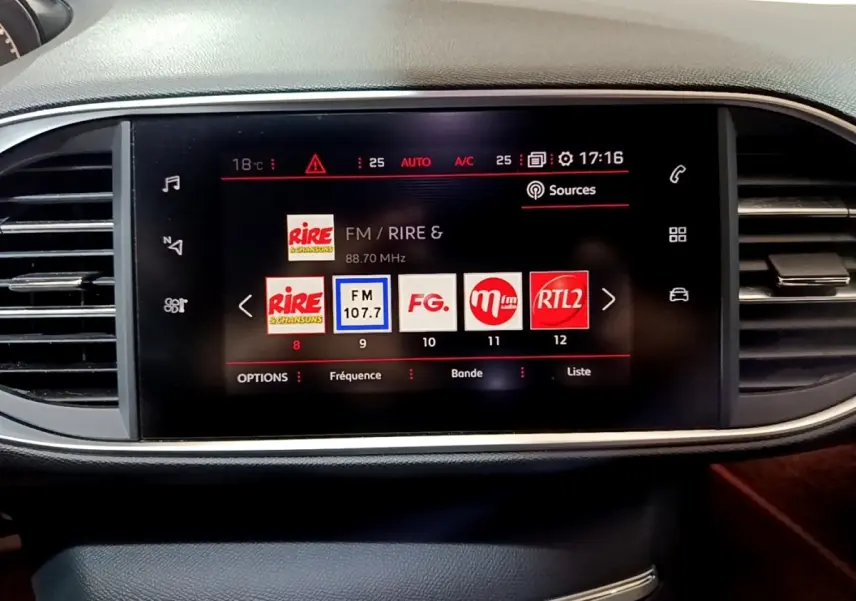 Écran tactile central de la Peugeot 308 GT Line 2019 affichant les stations radio, entouré de grilles d'aération noires.