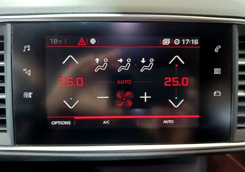 Écran tactile central de la climatisation de la Peugeot 308 GT Line 2019, affichant 25°C en mode automatique.