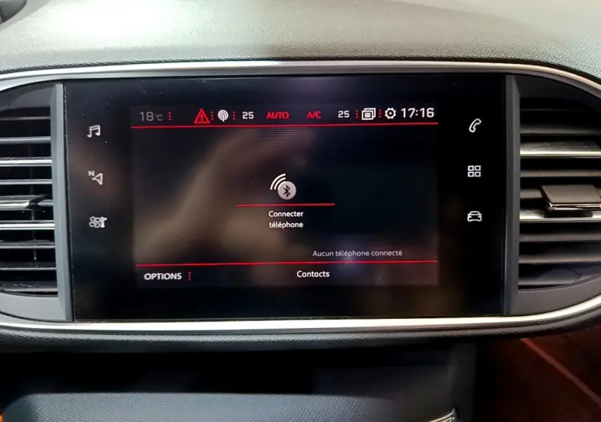 Écran tactile central de la Peugeot 308 GT Line 2019 affichant la connexion Bluetooth, entouré de grilles d'aération noires.