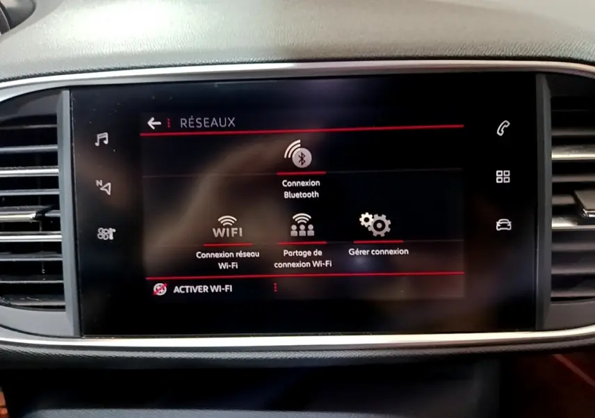 Écran tactile central de la Peugeot 308 GT Line 2019 affichant les options de connexion Bluetooth et Wi-Fi, vue de face.