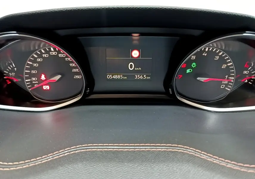 Tableau de bord de Peugeot 308 GT Line 2019 montrant compteur vitesse, compte-tours et écran digital central à 0 km/h