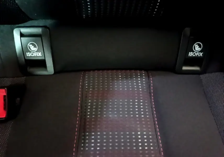 Gros plan sur l'assise arrière noire avec surpiqûres rouges et fixations ISOFIX visibles dans une Peugeot 308 GT Line 2019.
