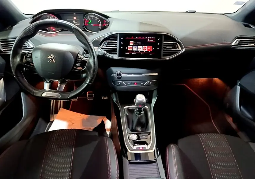 Intérieur Peugeot 308 GT Line 2019 vu de face, volant cuir, écran tactile central et levier de vitesse manuel.