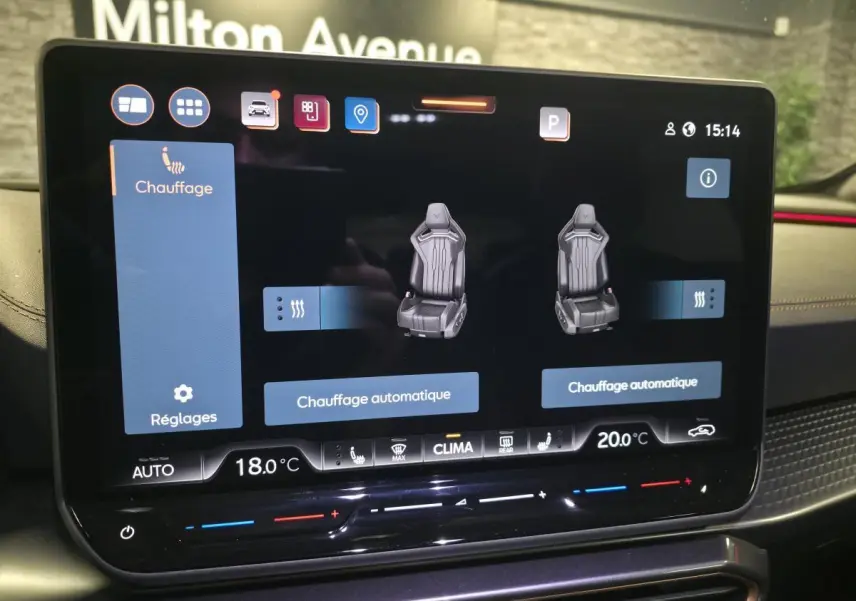 Écran tactile intérieur du CUPRA Formentor 2025 affichant le réglage du chauffage des sièges avant.