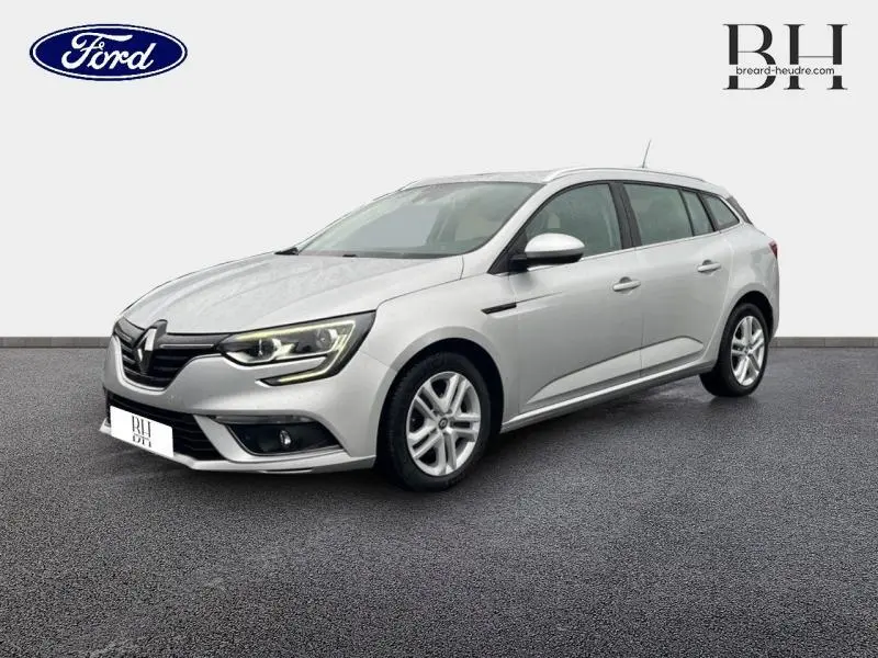 Renault Mégane Break gris platine vue 3/4 avant droit, avec phares LED et jantes alliage cinq branches.