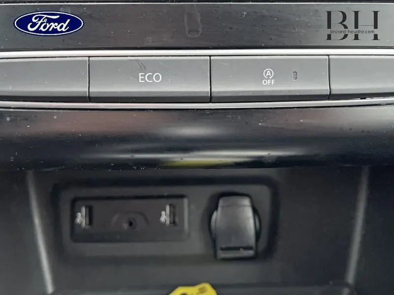 Désolé, l'image ne montre pas le véhicule Renault Mégane Break mais un détail de commandes et prises USB dans un habitacle.