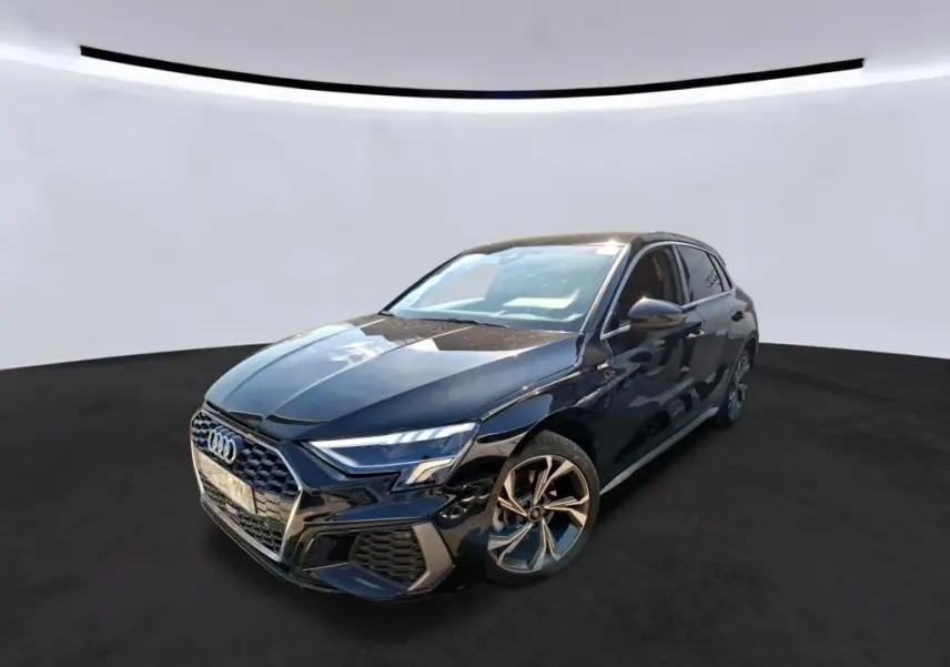 Audi A3 Sportback noir vue 3/4 avant droit, avec jantes alliage 18'' et calandre S line distinctive.