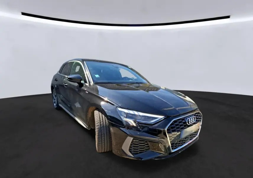 Audi A3 Sportback noir en 3/4 avant droit, avec calandre hexagonale et jantes alliage 18 pouces visibles.