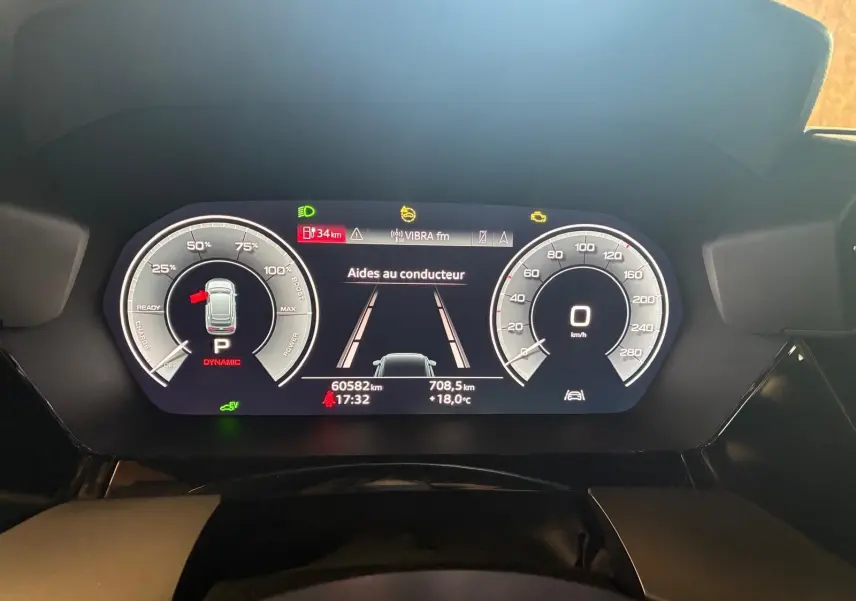 Affichage numérique du tableau de bord Audi A3 Sportback 2023, vue frontale sur l'écran des aides au conducteur.