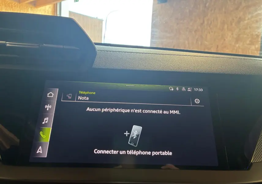 Écran central MMI affichant l'interface Bluetooth dans l'habitacle d'une Audi A3 Sportback noire.