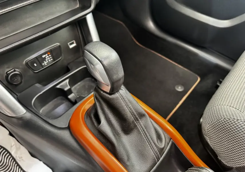 Gros plan sur le levier de vitesse automatique entouré d’un cadre orange dans l’habitacle noir du Citroën C3 Aircross 2020.