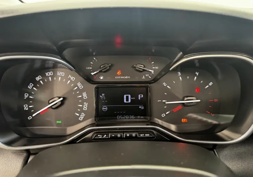 Vue rapprochée du tableau de bord numérique du Citroën C3 Aircross 2020, affichage multifonctions en noir.