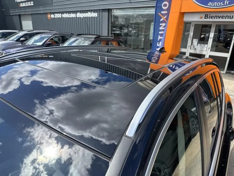 Toit ouvrant panoramique en verre sur BMW X3 xDrive30e Saphirschwarz métallisé, vue partielle côté droit extérieur.
